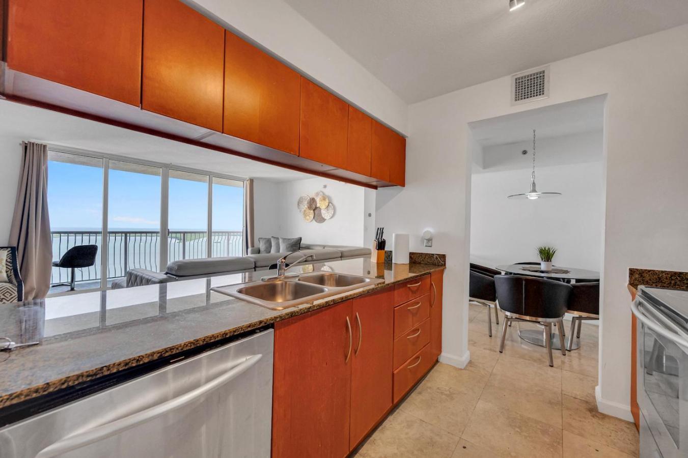 *luxurious Highrise 2brcondo Brickell- Waterviews* Apartamento *